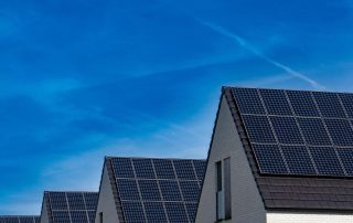 Comunidad energética con placas solares en el tejado