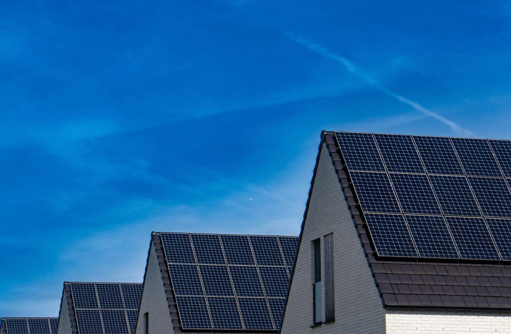 conjunto de casas con placas solares en el tejado